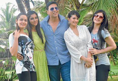 Akshay with the leading ladies of Housefull 2