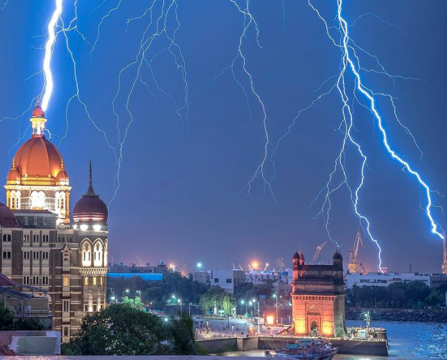 Photographer captures lightning striking Mumbai's Taj Mahal Palace