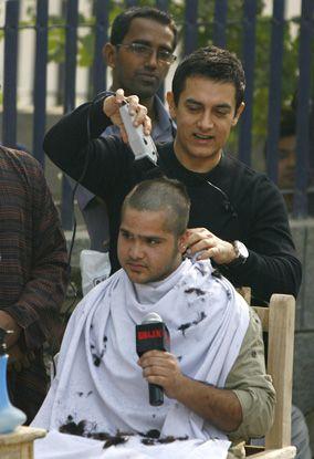 Aamir Khan turns barber for the day - Masala Aamir Khan turns barber for the day - Masala
