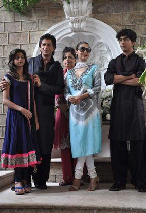 Shah Rukh Khan with wife Gauri, kids Suhana and Aryan, and his sister