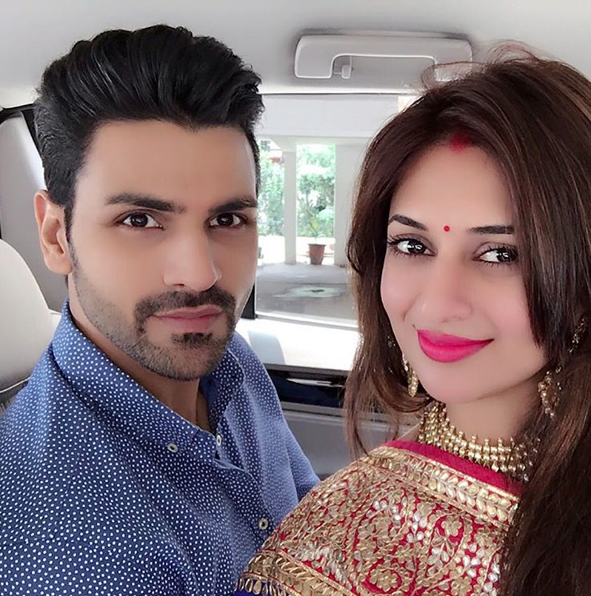 Divyanka Tripathi and Vivek Dahiya's First Post Wedding Pic - Masala Divyanka Tripathi and Vivek Dahiya's First Post Wedding Pic - Masala