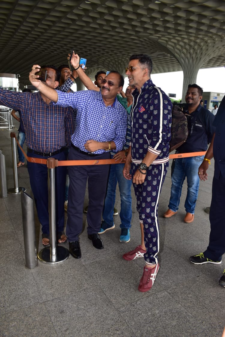 Akshay Kumar stopped for a couple of pictures with fans at the airport