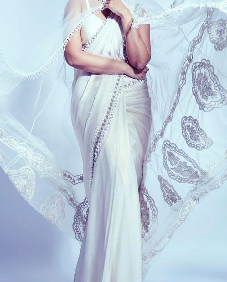 Sonakshi wore a white Manish Malhotra sari with a traditional up do for Dabangg 3 trailer launch