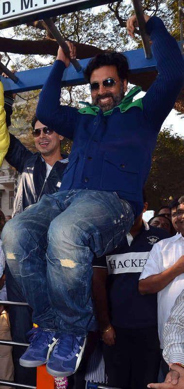 Akshay Kumar Shows Off His Muscle Power in Mumbai Masala