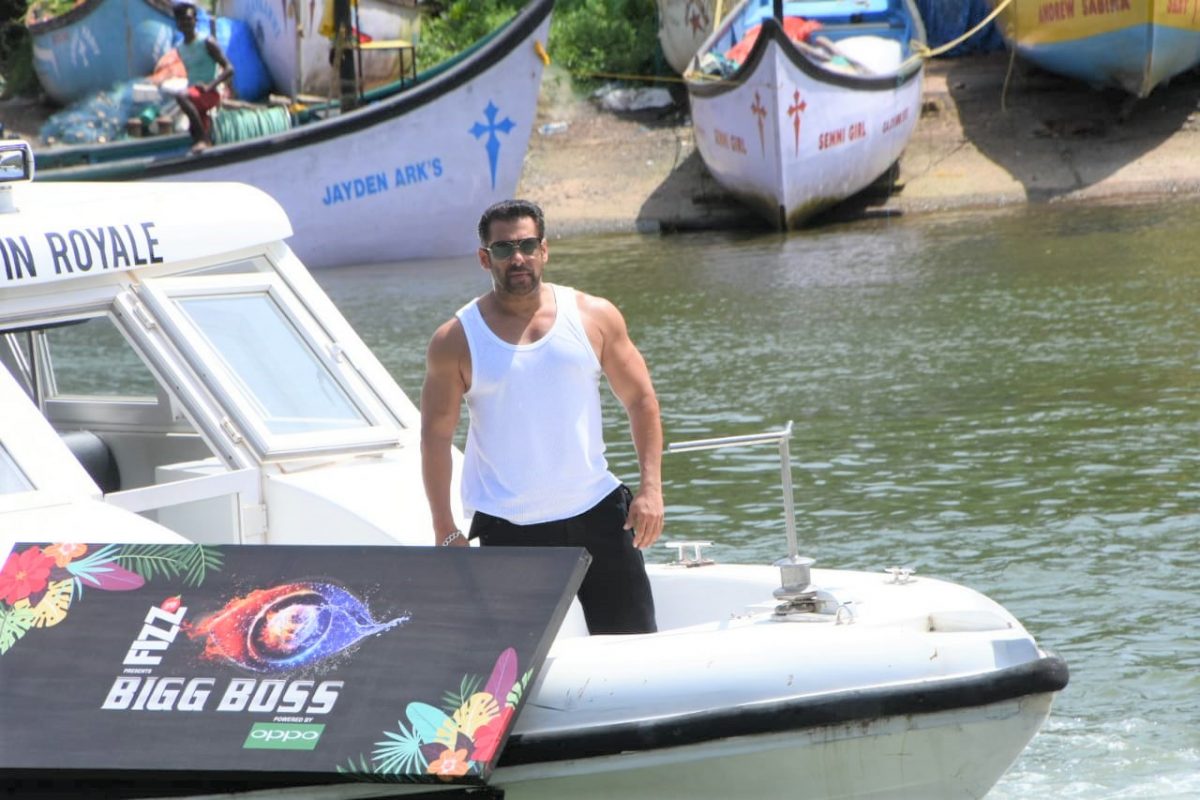 Salman Khan Makes a Bollywood Style Grand Entry to Bigg Boss Season 12