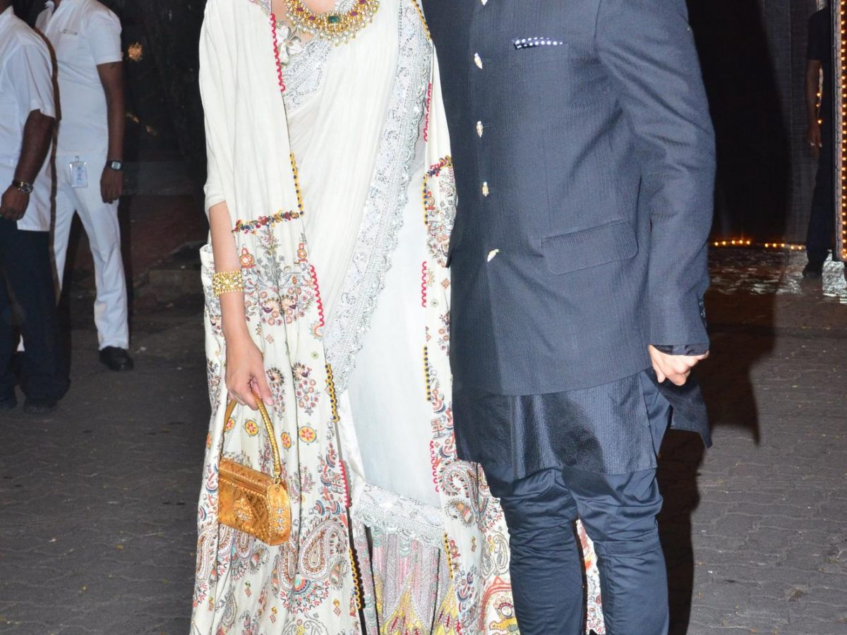 Is it a lehenga? Is it a sari? Is it a two piece? You can never tell but much like everything else, Sonam seemed to carry it effortlessly!