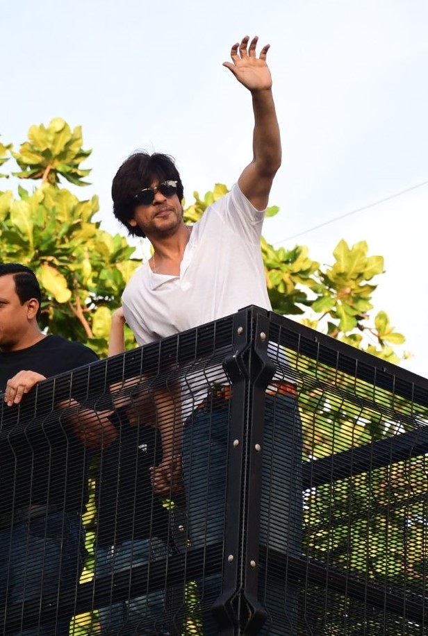 Shah Rukh Khan Greets Fans At Mannat Masala