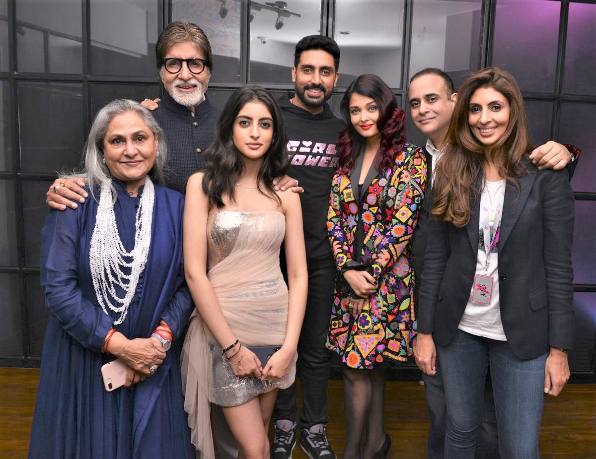 Diwali 2022: Shah Rukh Khan, Amitabh Bachchan pose with Anupam Kher and  Kirron Kher on the festival 2022 : Bollywood News - Bollywood Hungama