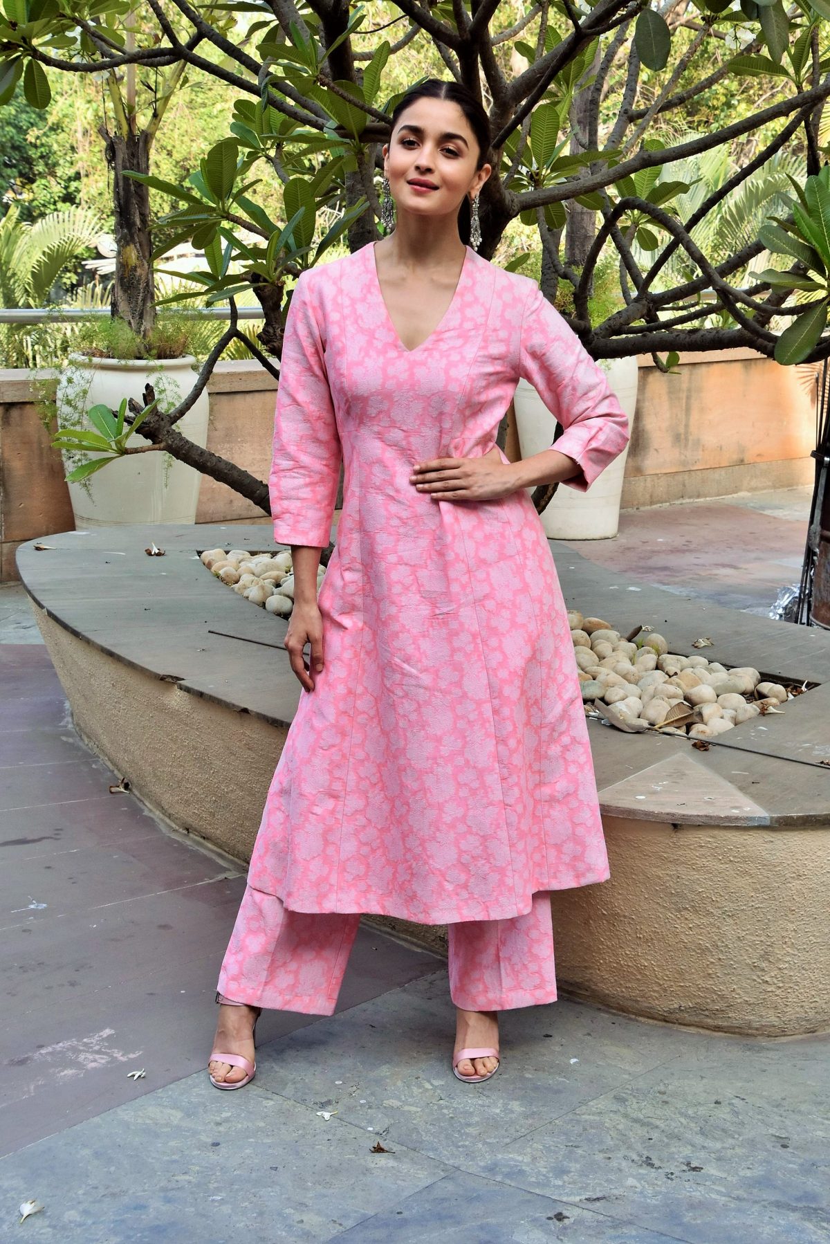Alia bhatt dresses shop in raazi