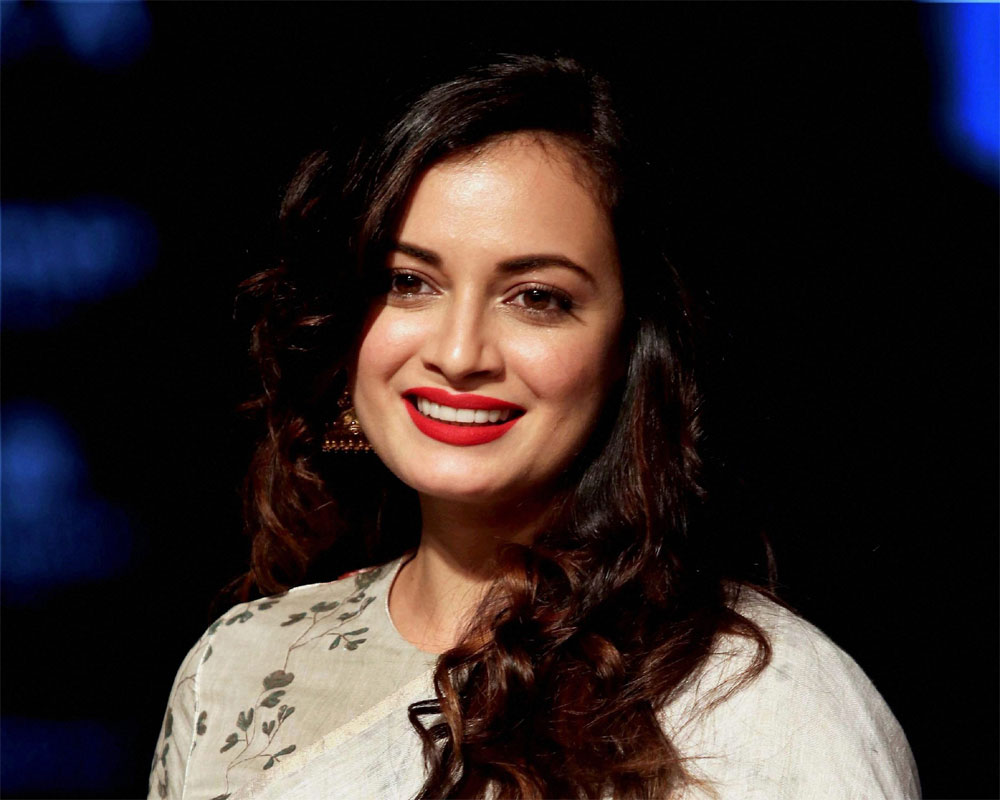 Dia Mirza tell Atika Farooqui about the first crush in Hyderabad |  Interview - YouTube