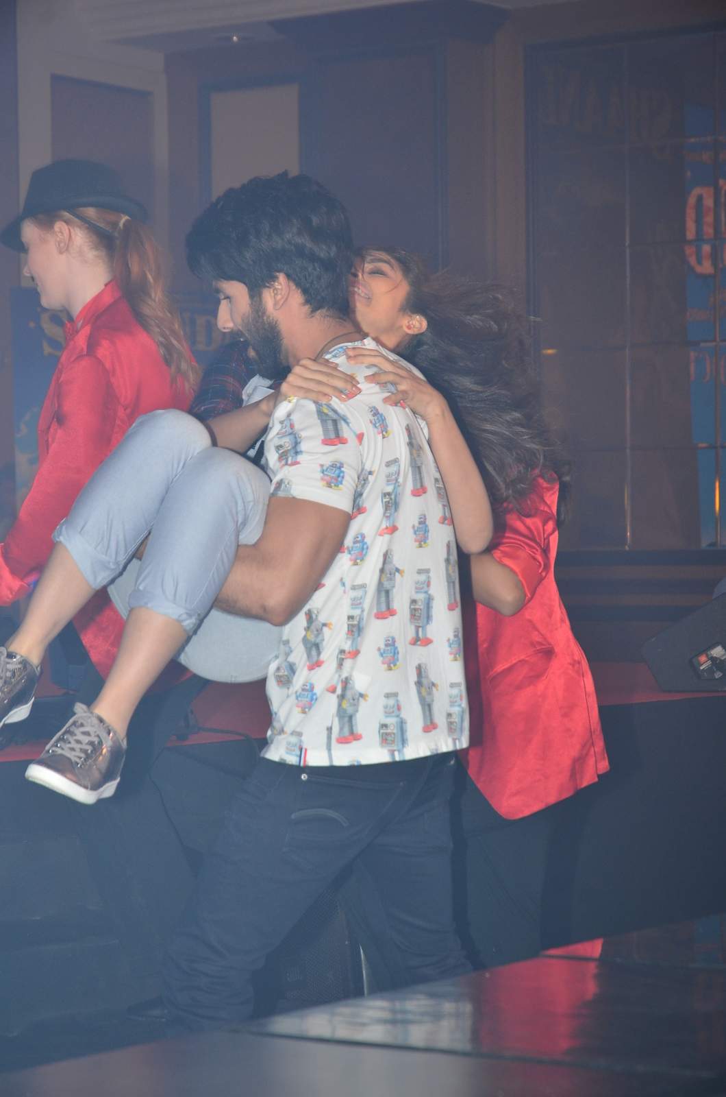 Shahid Kapoor and Alia Bhatt At Shaandaar Song Launch! - Masala