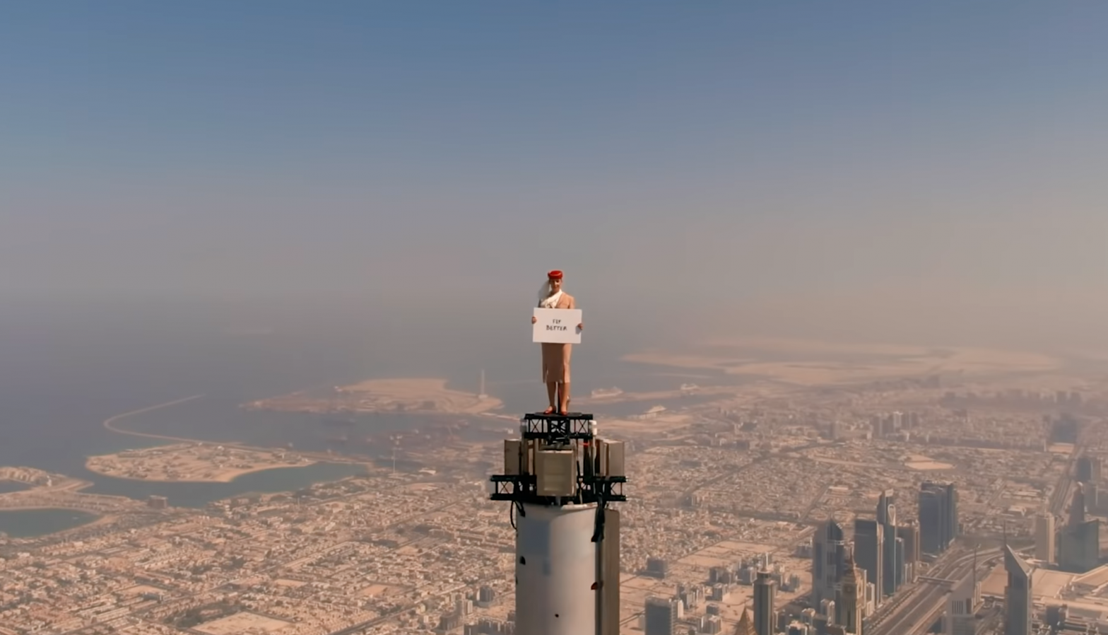 Сколько подниматься на бурдж халифа. ОАЭ Дубай Бурдж-Халифа. Том Круз на Бурдж Халифа. Стюардесса на вершине Бурдж Халифа. Дубай Бурдж Калиф.