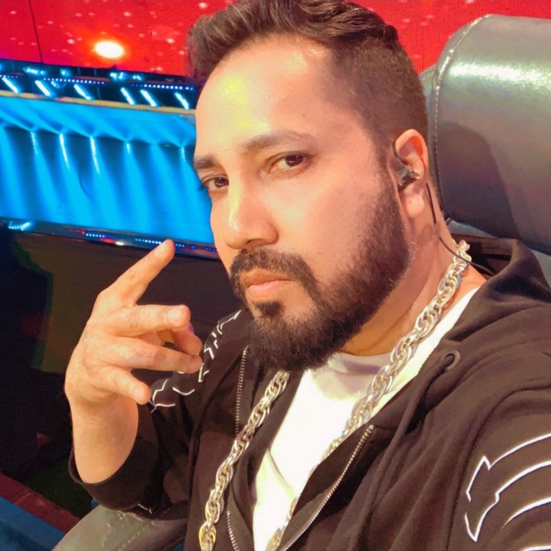 Mika Singh loses his calm, hurls abuses at a journalist
