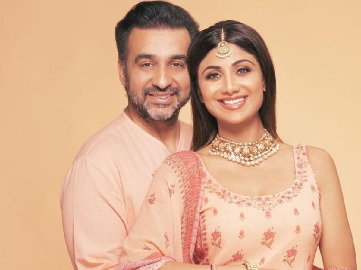 1198px x 898px - Shilpa Shetty uses walker and Raj Kundra masks to welcome Ganesh idol at  home