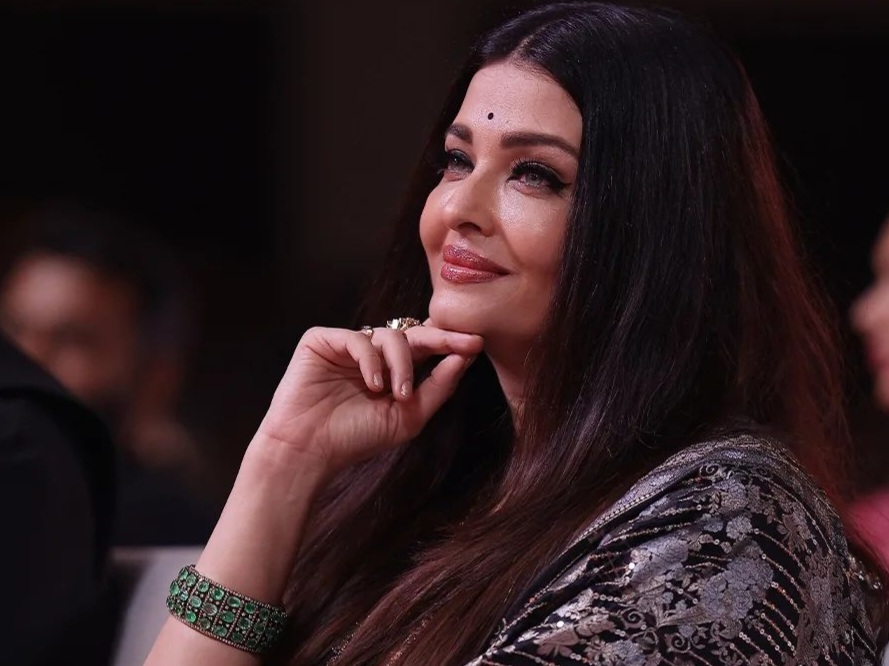 Aishwarya Rai touches feet of a veteran actor at PS1 event