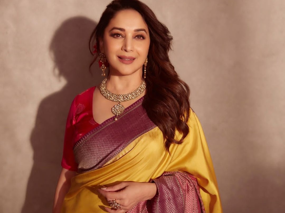 madhuri-dixit-turns-into-a-phoolon-ki-rani-in-a-saree