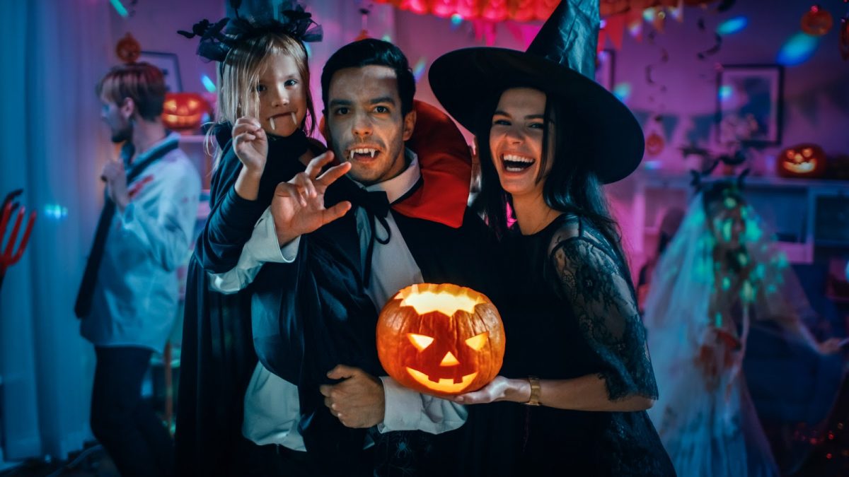Unleash Spooky Fun: Costume Up for the VIVERSE Halloween Maze Party 🎃