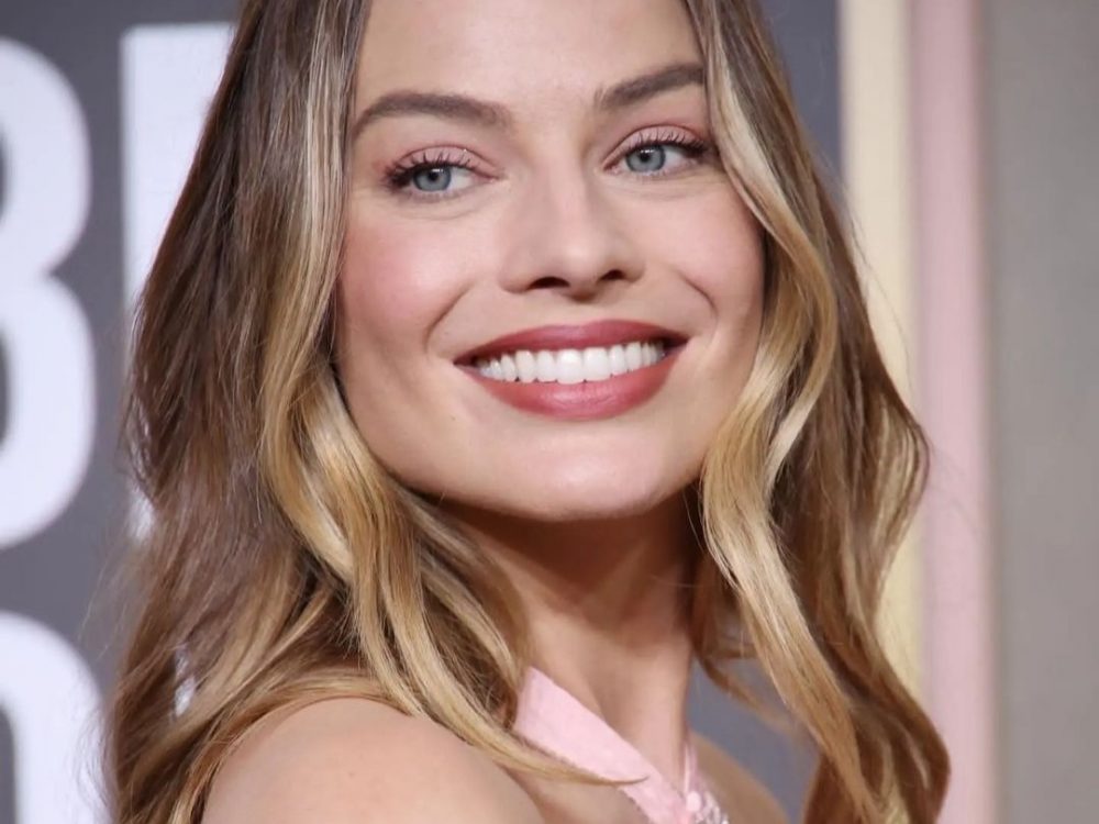 Margot Robbie's Golden Globes dress took these hours to make