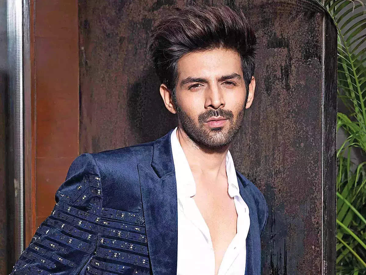Kartik Aryan Kartik Aaryan issued challan for parking car in wrong side