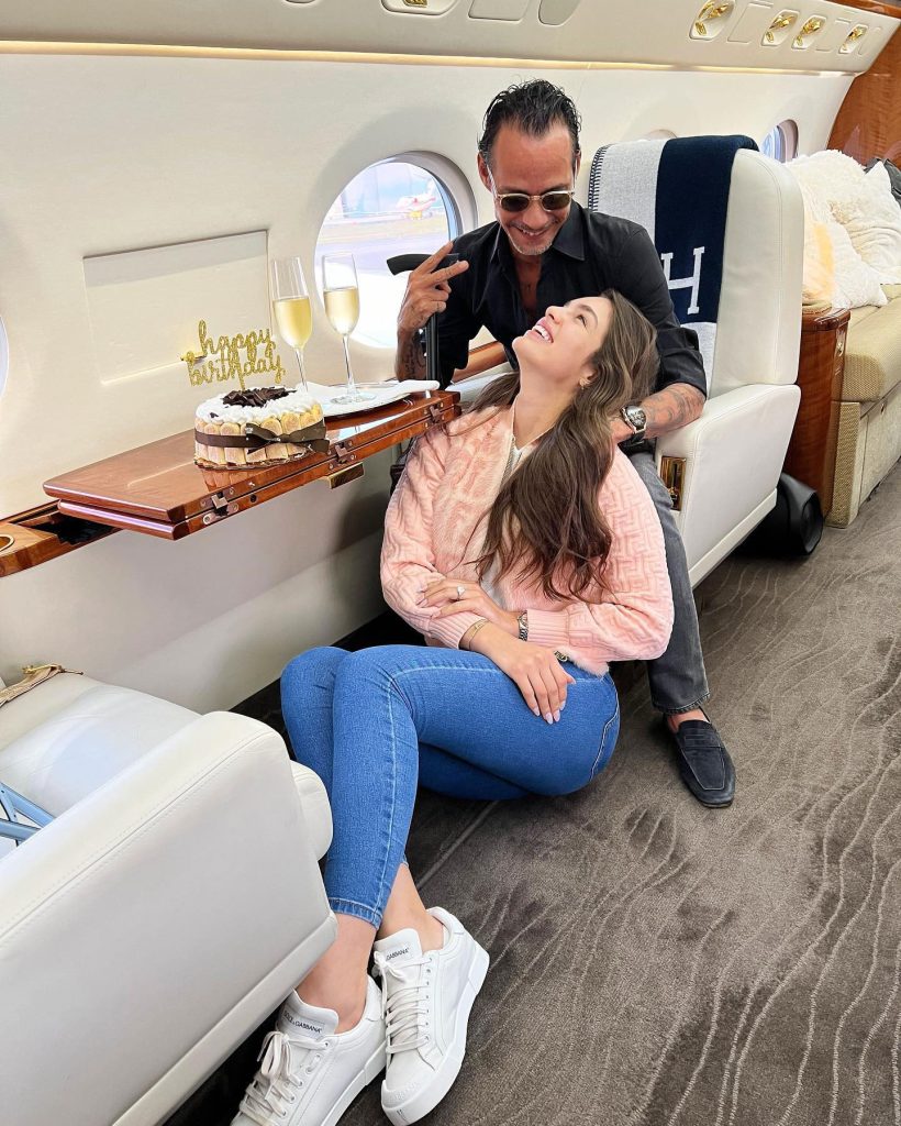 Marc Anthony kisses Nadia Ferreira's baby bump