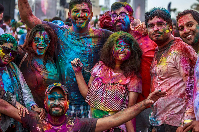 holi in dubai beach hot with silver colour