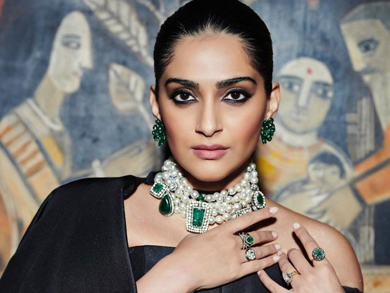 Kareena on sale diamond necklace