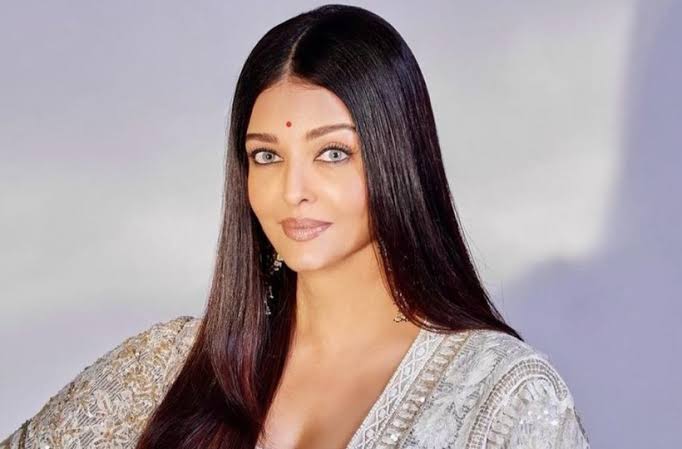 Fans are in love with Aishwarya Rai's new hairstyle as she leaves for holiday at airport, watch - Masala