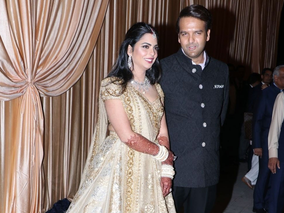 Isha Ambani keeps it casual for a dinner date with her husband, Anand Piramal