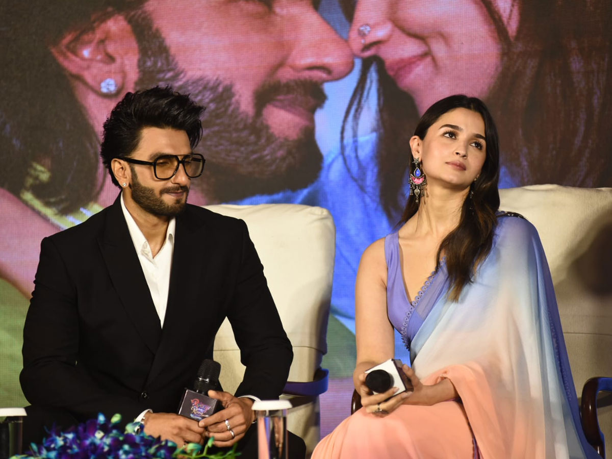 Fan gifts Alia Bhatt Jhumkay; Ranveer steals them for Deepika