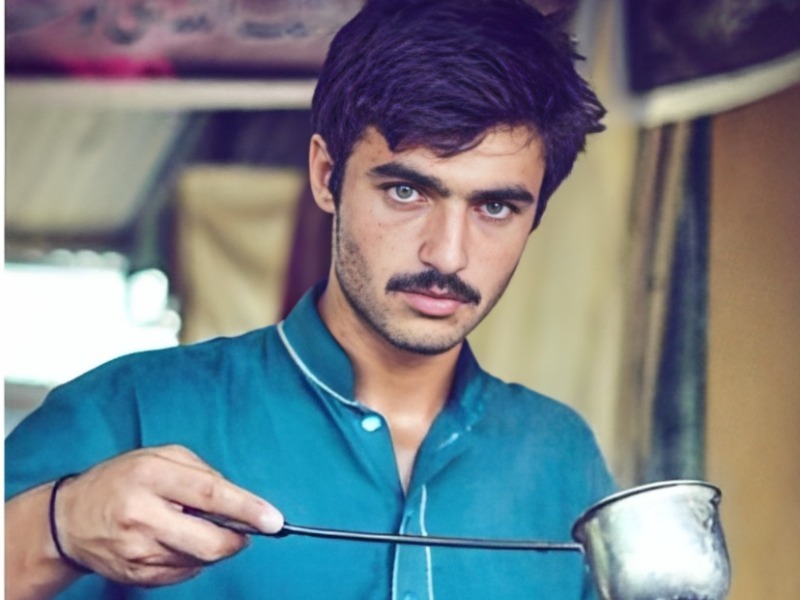 Arshad Khan: Remember the viral Pakistani chaiwala, Arshad Khan? Here's how  you can have tea personally brewed by him - Masala