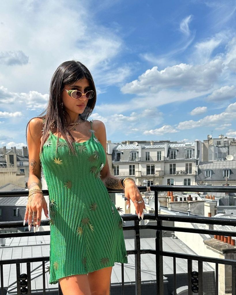 Mia Khalifa goes viral as she poses nude behind a giant flower bouquet