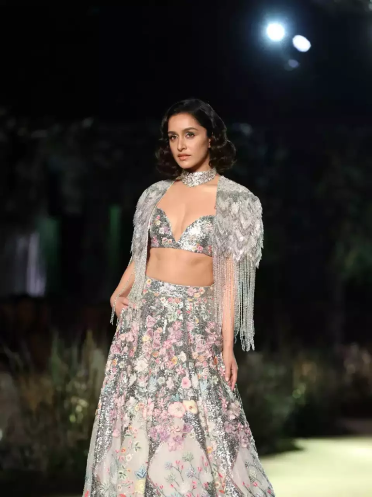 Shraddha Kapoor Sec Video - Shraddha Kapoor sets the stage on FIRE in stunning silver lehenga at ICW  2023 - Masala
