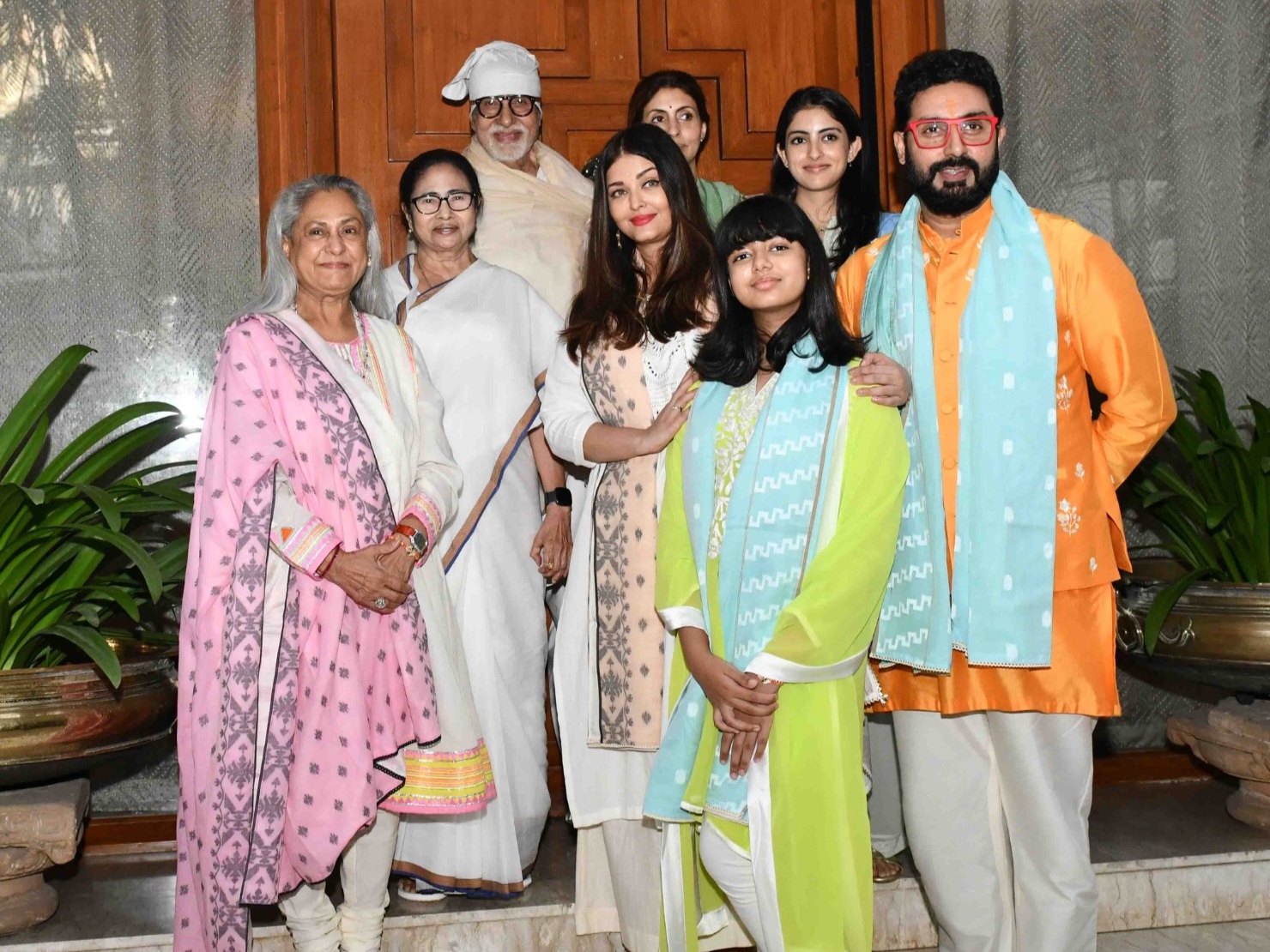 WB CM Mamata Banerjee celebrates Raksha Bandhan with Bachchan family, poses for pictures, see inside