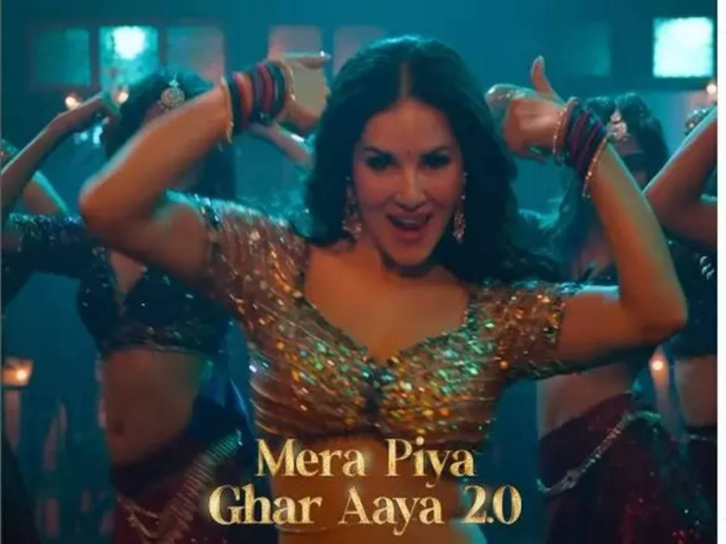 WATCH: Sunny Leone's sexy rendition of Mera Piya Ghar Aya is the perfect  tribute to Madhuri Dixit - Masala