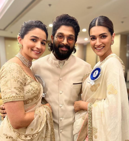 Allu Arjun's viral video with Kriti Sanon: THIS is what he said to his co-star in the middle of a crowd