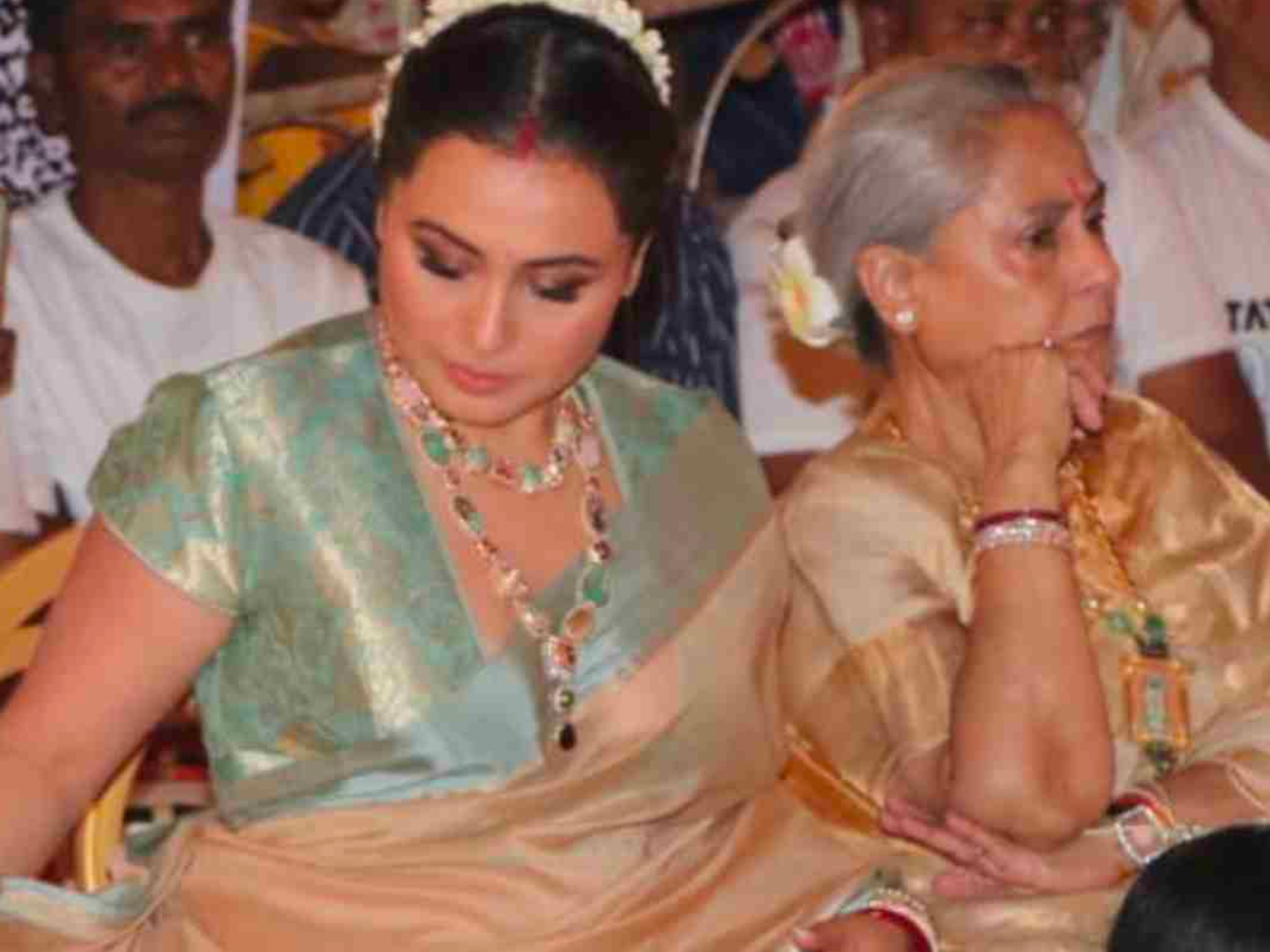 Rani Mukerji, Jaya Bachchan come together for Durga Puja and fans think  Jaya ignored Rani BIG TIME - WATCH - Masala