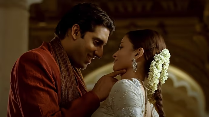 A sweet little throwback to how Abhishek Bachchan proposed to Aishwarya Rai  : r/BollyBlindsNGossip
