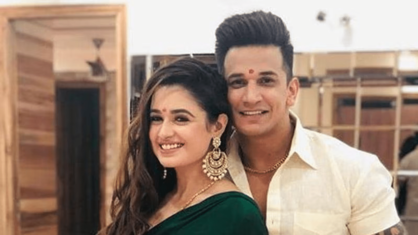 तलाक की अफवाहों के बीच एक्ट्रेस ने पति से ही की दूसरी शादी, 7 महीने की बेटी भी साथ! तलाक की अफवाहों के बीच एक्ट्रेस ने पति से ही की दूसरी शादी, 7 महीने की बेटी भी साथ!