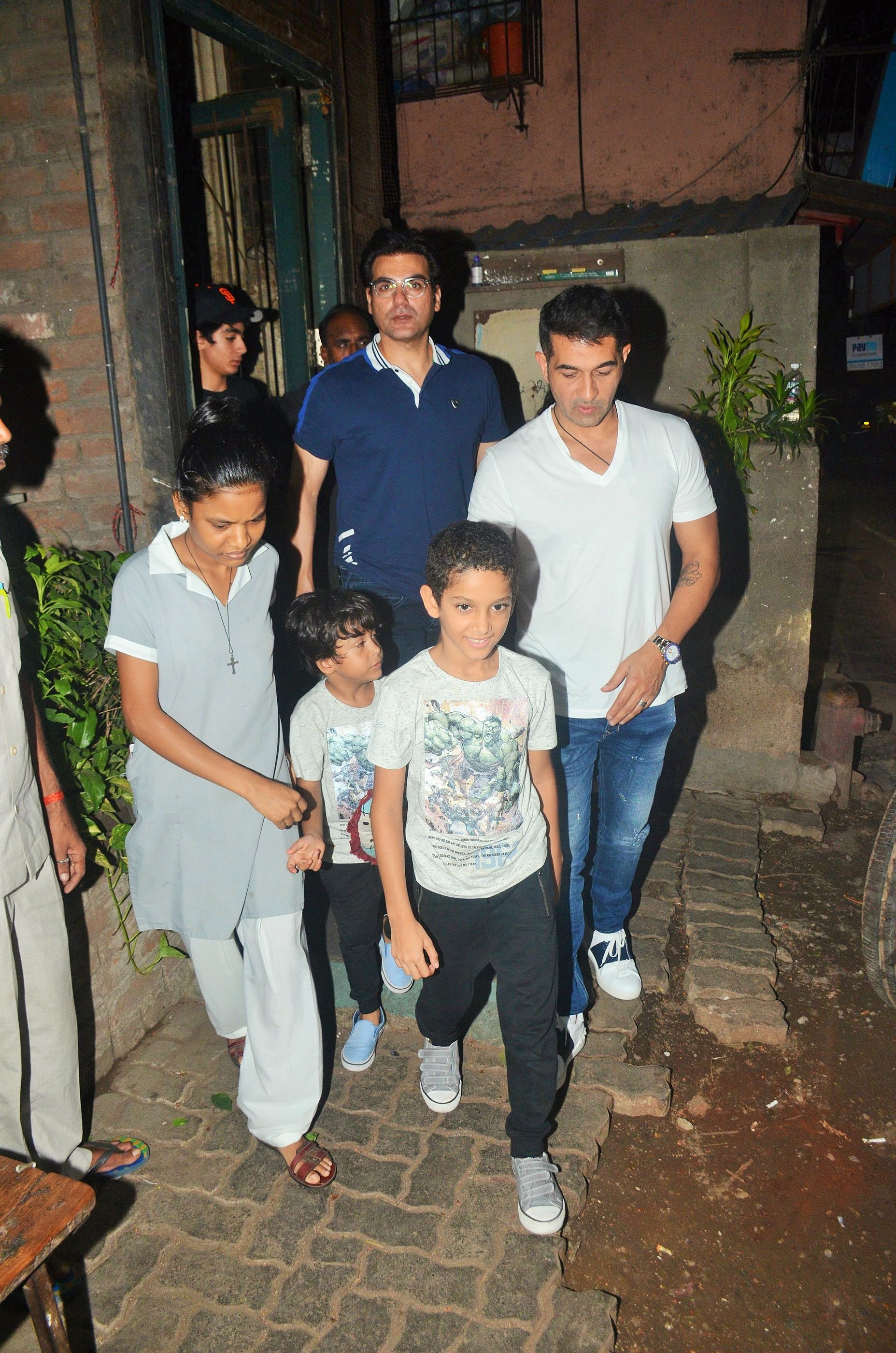 Pics Former Couple Malaika Arora And Arbaaz Khan Enjoy Dinner Together Masala Com Malaika wore an olive green bodycon dress teamed with white shrug. masala