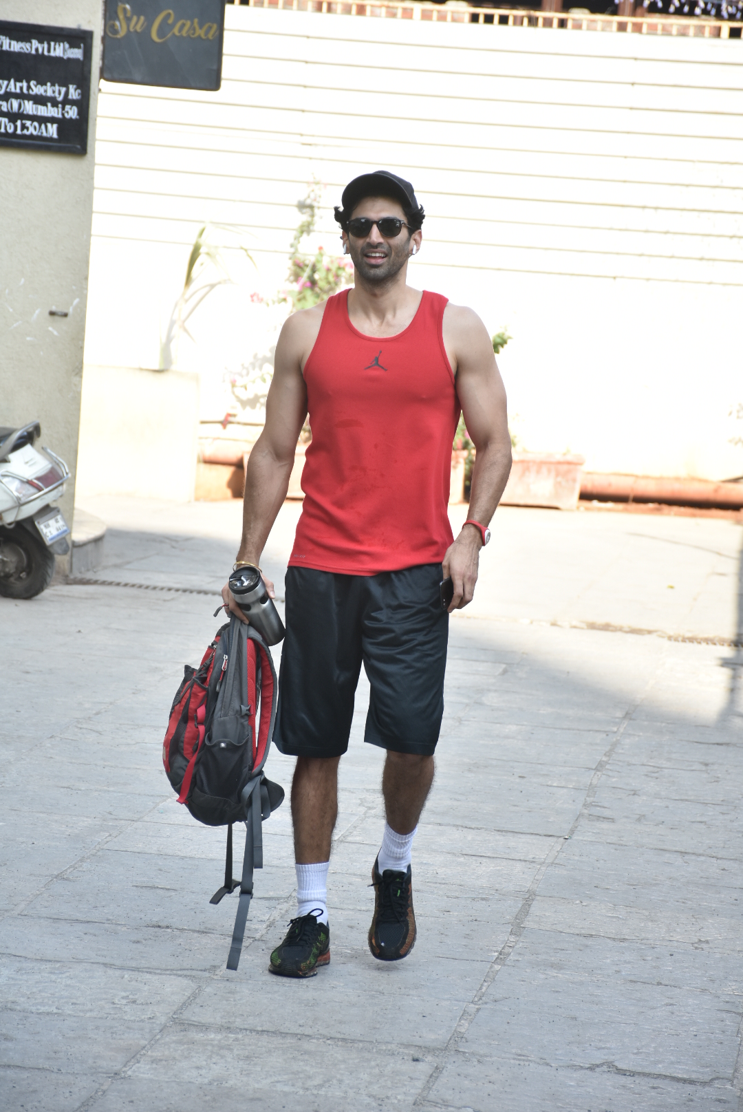 Star Spotting: Deepika Padukone Looks Stunning In White, Aditya Roy Kapoor Goes To the Gym and Aishwarya Rai Bachchan Snapped!