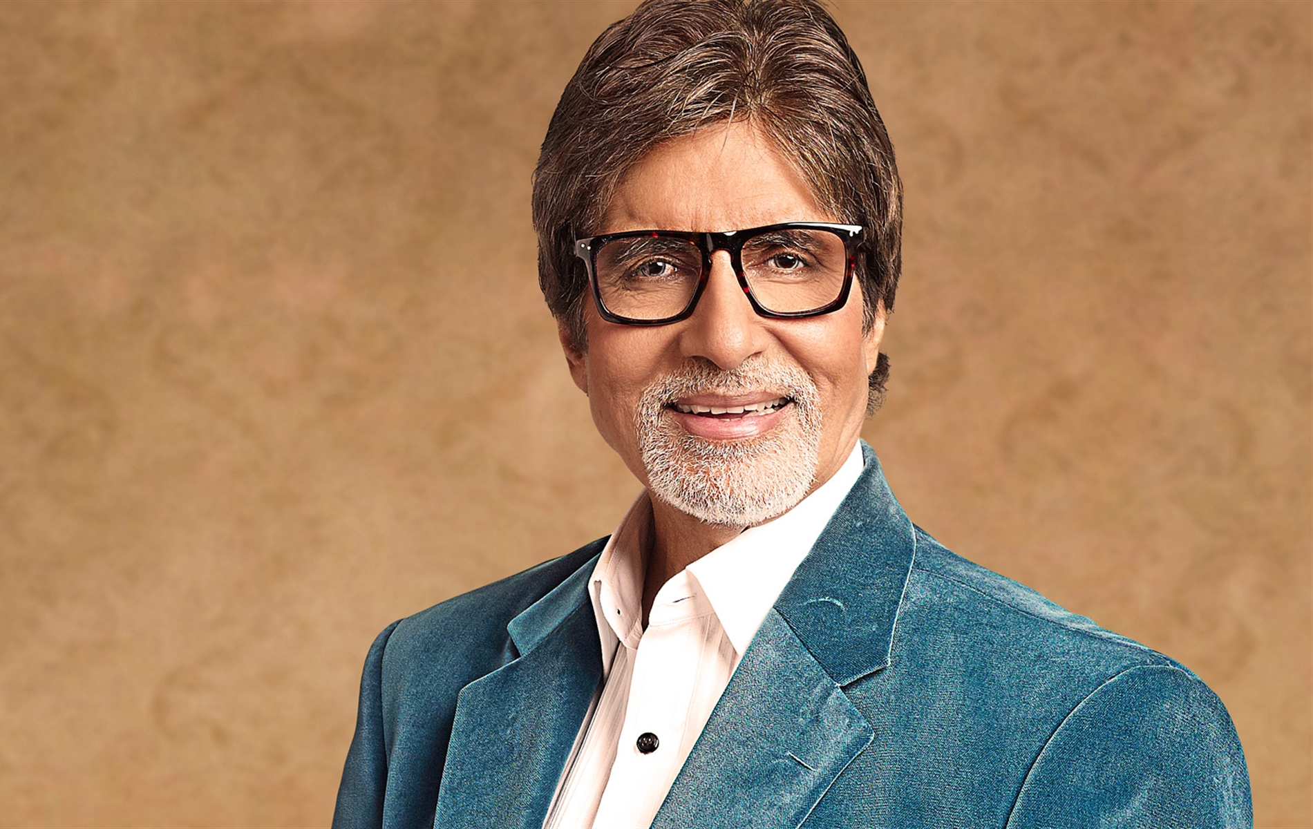 Amitabh Bachchan Paid Dhs 37 Million in Taxes! - Masala.com