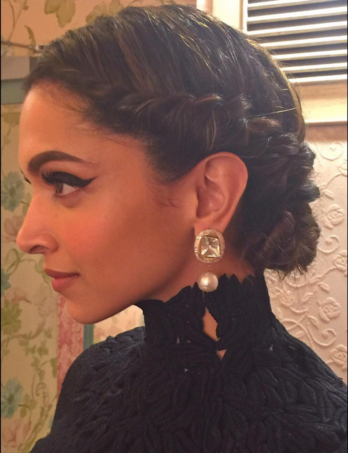 Why every Sabya celebrity bride has to do this “Chipku middle part bun”  hairstyle on their reception🤣. Koi compulsion hai kya. All brides end up  looking same with same hairstyle, heavy saree,