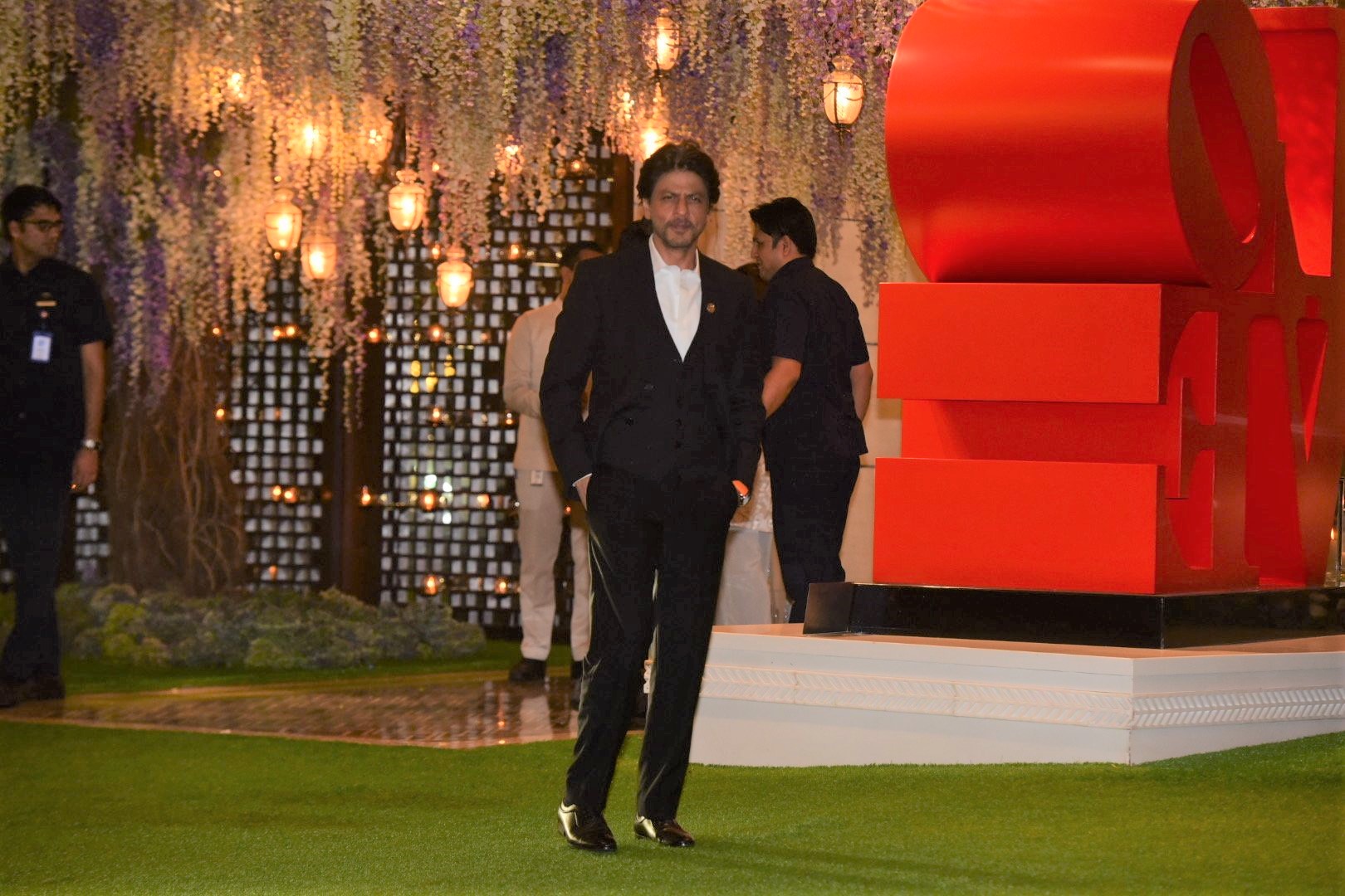 In Pics Shah Rukh Khan Aishwarya Rai Bachchan Jacqueline Fernandez And More Celebrities Attend Mukesh Ambani S Nephew S Pre Wedding Bash Masala Com Shloka mehta gets playful with arjun kothari at his wedding, watch video. masala