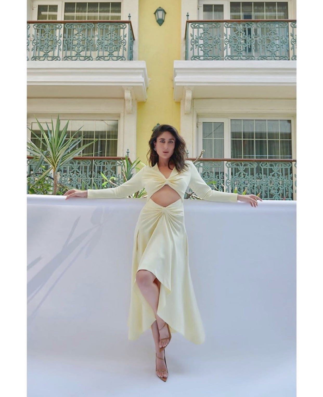 Kareena Kapoor Rocks The Cutout Dress Like A Pro Masala Com