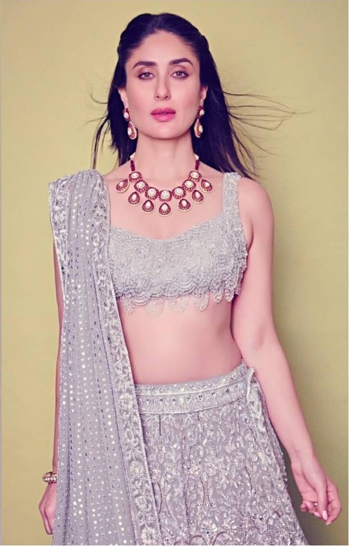 Kareena Kapoor Recreates The Magic Of Bole Chudiyan On Armaan Jain S Wedding Reception Masala Com The trio danced to hit song bole chudiyan but it was definitely karan who stole the show with his moves. kareena kapoor recreates the magic of
