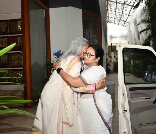 WB CM Mamata Banerjee celebrates Raksha Bandhan with Bachchan family, poses for pictures, see inside