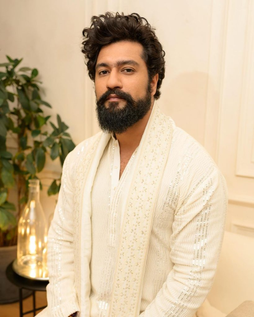 WATCH: Scary visuals as Vicky Kaushal gets stuck in MASSIVE crowd on his visit to Lalbaugcha Raja