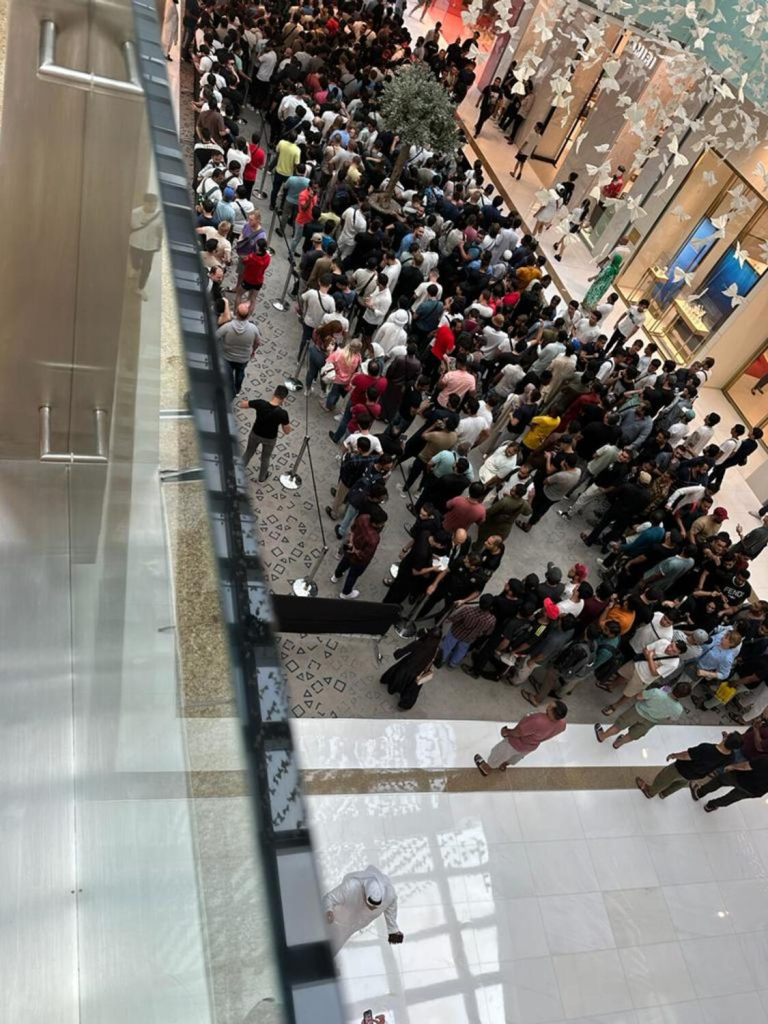 iPhone 15 mania takes over UAE: Hundreds line up at Dubai Mall to get their hands on Apple's latest offering - See pics here