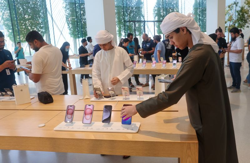 iPhone 15 mania takes over UAE: Hundreds line up at Dubai Mall to get their hands on Apple's latest offering - See pics here