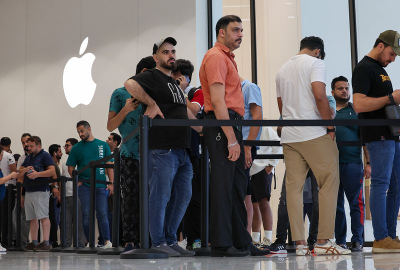 iPhone 15 mania takes over UAE: Hundreds line up at Dubai Mall to get their hands on Apple's latest offering - See pics here